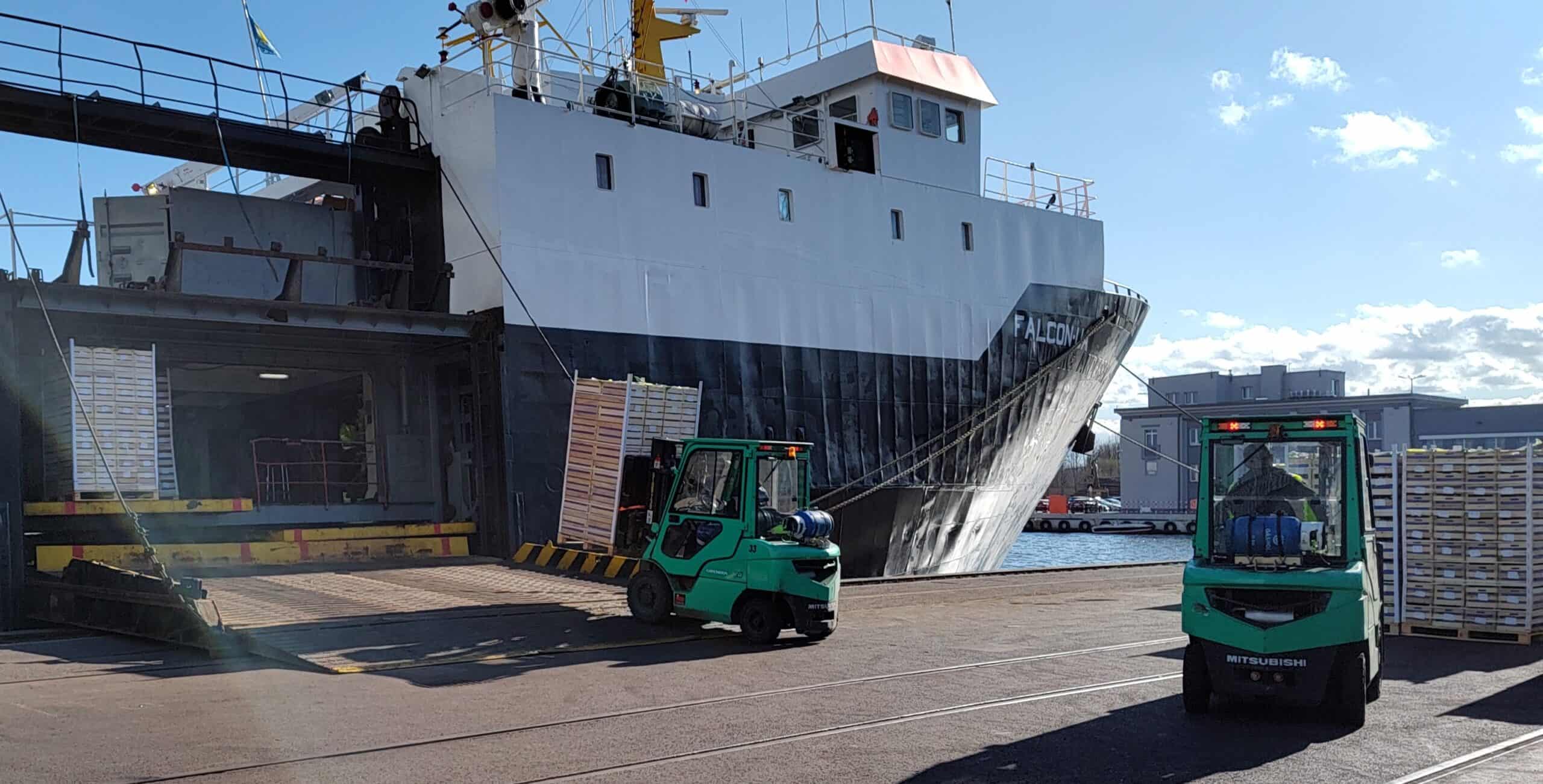 załadunek_jabłek_gdansk_1 Załadunek w Gdańsku 1000 palet z polskimi jabłkami